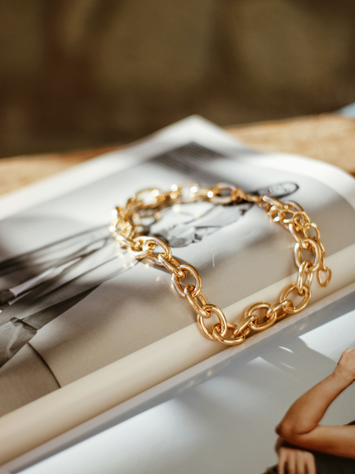 Cadena de oro de 18 quilates sobre papel de revista
