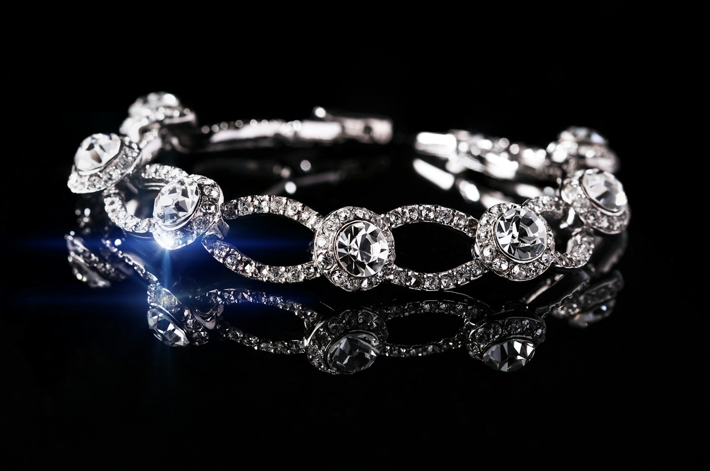 Brazalete de oro blanco con diamantes engastados