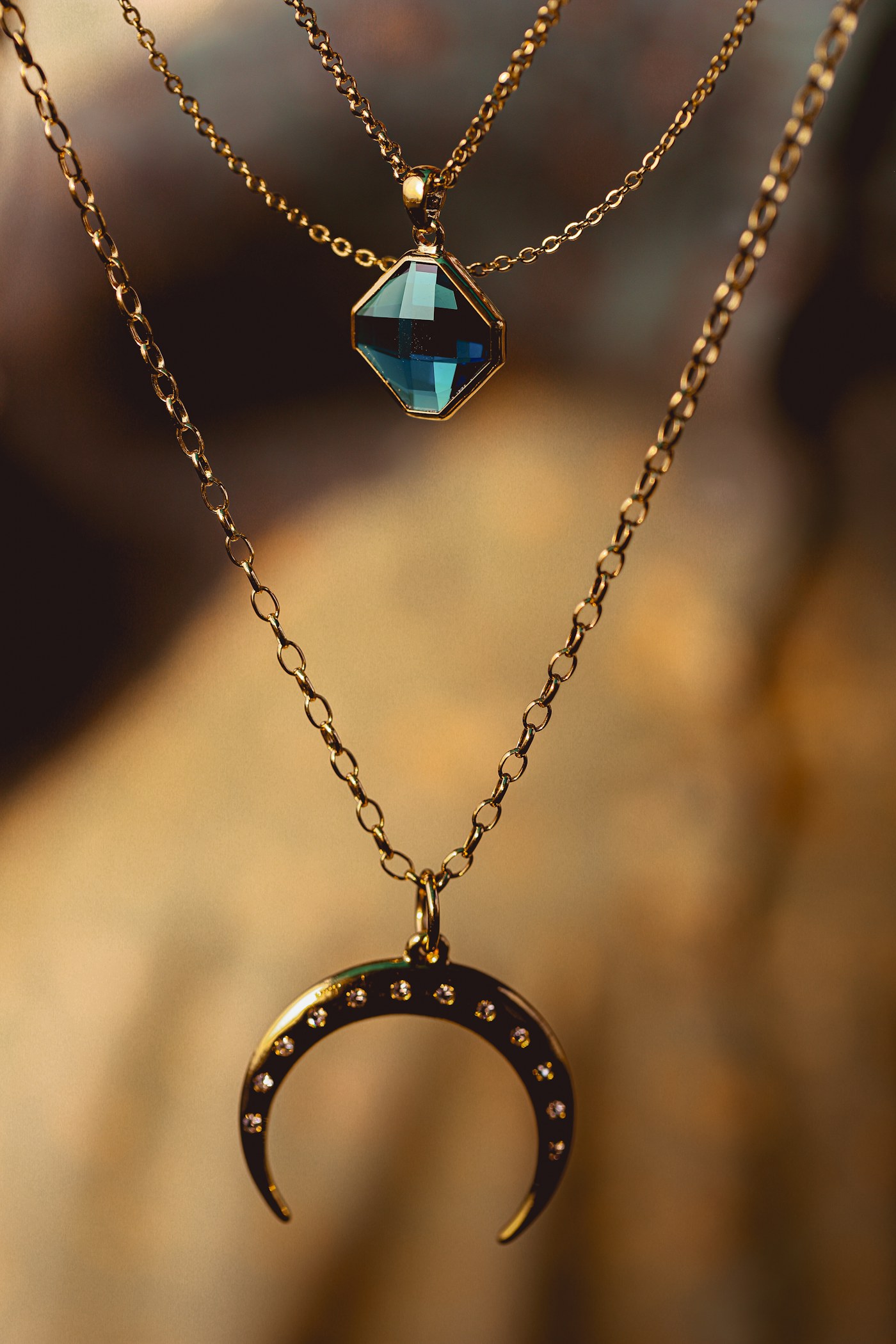 Collar de oro con colgante de topacio azul y luna