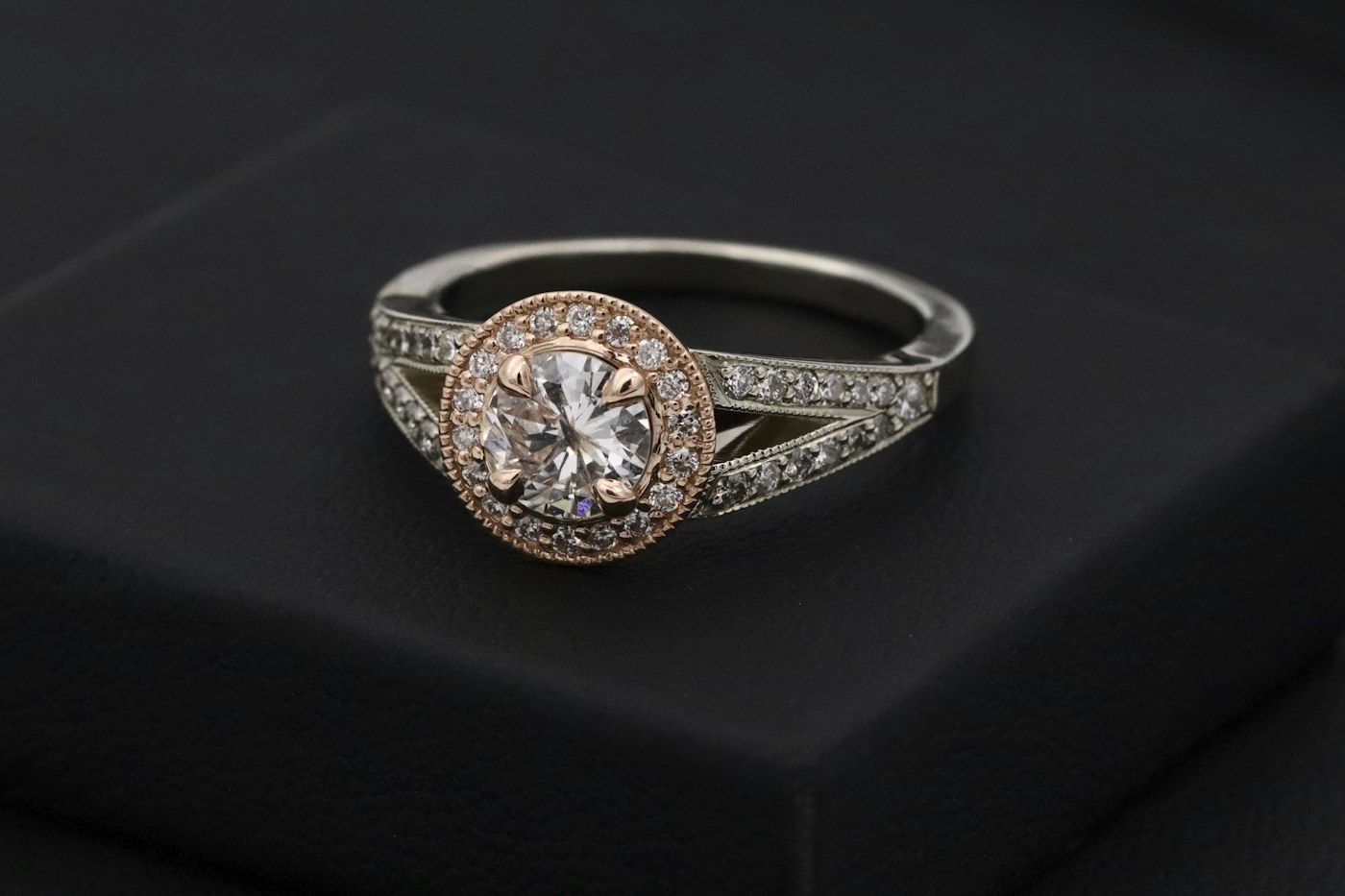 Anillo de diamante talla brillante con corona de diamantes
