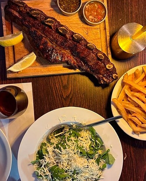 Asado a la parrilla con papas y ensalada