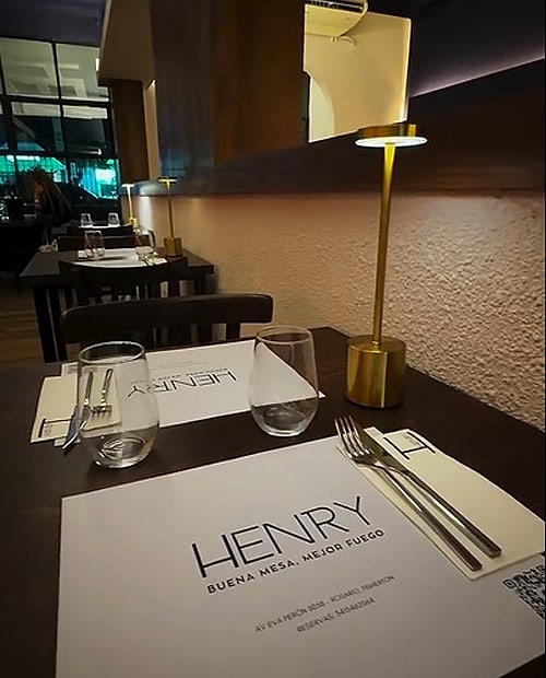 Mesa de HENRY con la carta y una copa