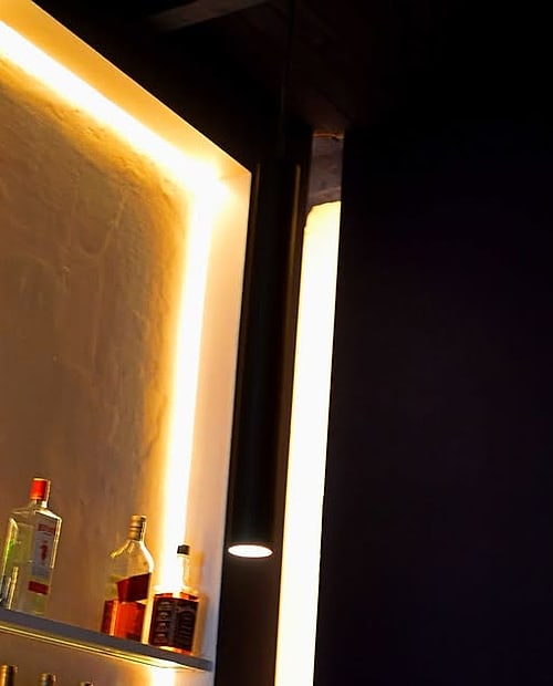 Bar de HENRY con botellas iluminadas